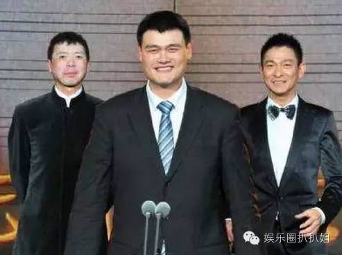明星和姚明合影什么效果?郭敬明黄晓明最可怜,成龙刘德...