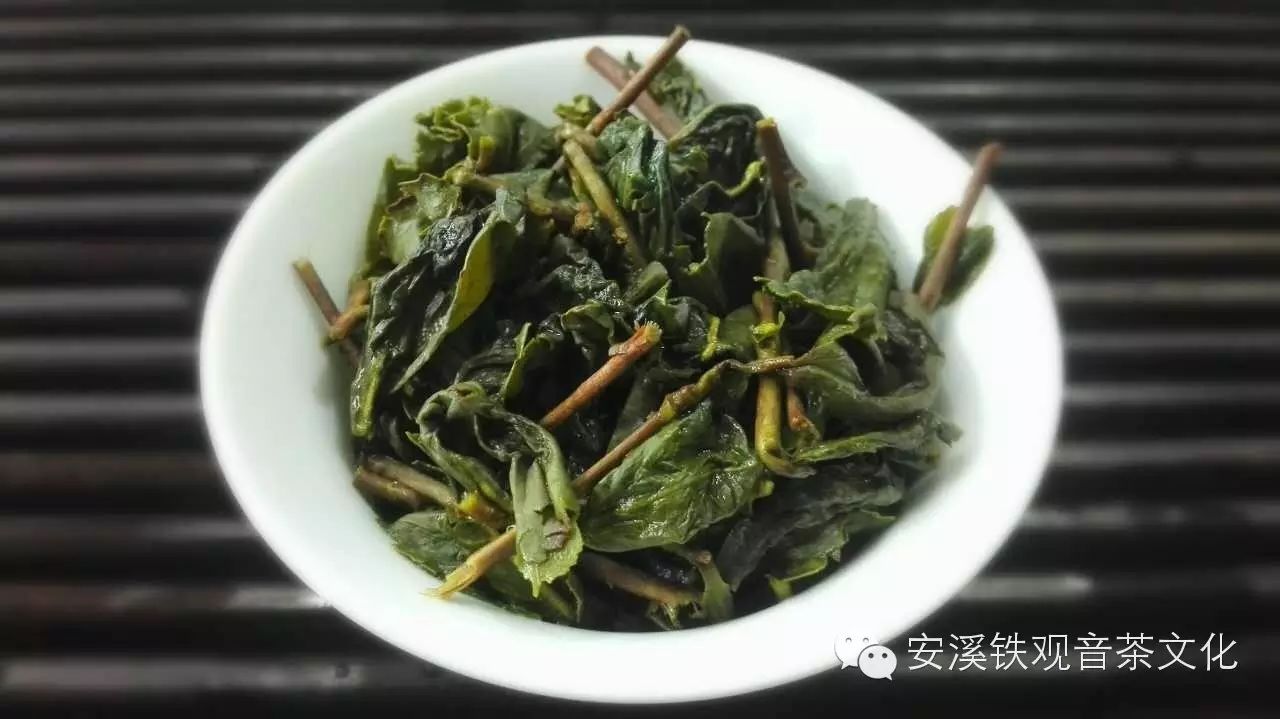 不妨泡壶带梗的铁观音