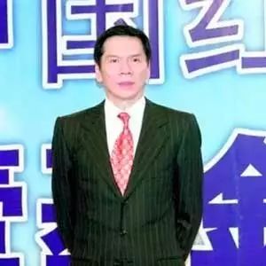 他是传说中的黑帮老大,捧红过周润发,周星驰