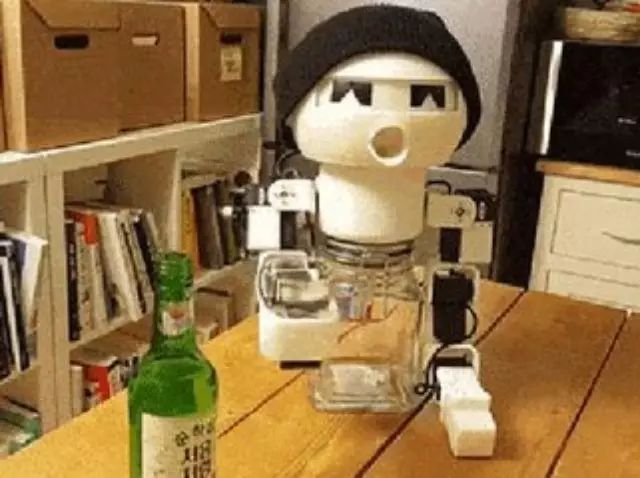终于有人发明陪酒机器人了,妈妈再也不用担心我一个人喝...