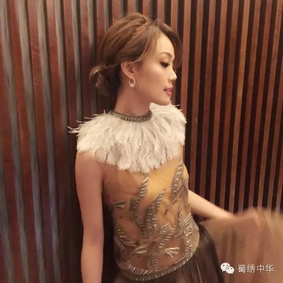 指尖文化  容祖儿穿衣搭配刺绣纱裙现身北京电影节闭幕式