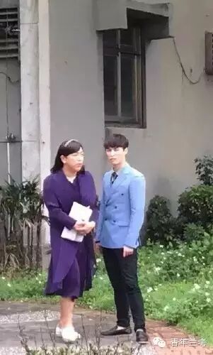 黄渤的贵妇装,让友谊的小床说塌就塌