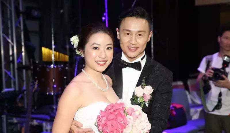 他是邓萃雯前男友 曾出轨数次 如今再婚娶小19岁娇妻