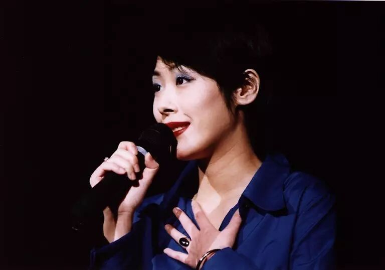 她曾与王菲齐名 为活佛生子 骂内地人多年 如今却与内地男...