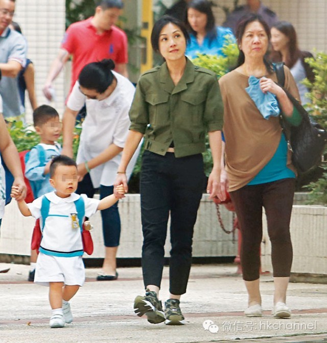 丁子高铺路入名校 杨千嬅凑仔开学大阵仗