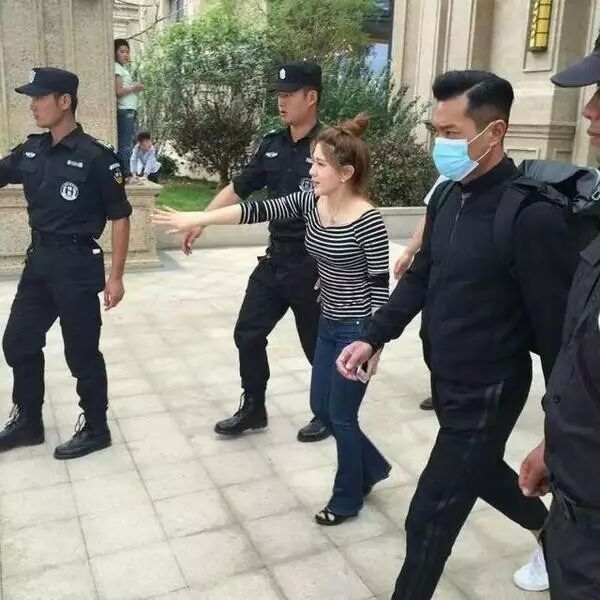 古天乐现身郑州,遭“小龙女”围观