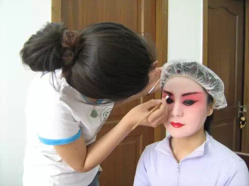 戏曲知识：戏曲演员化妆全过程