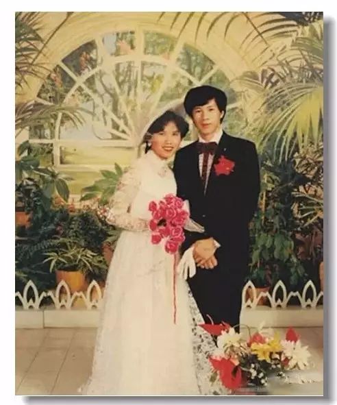 到了上世纪80年代,新娘子开始穿红棉袄,红棉裤,新郎穿黑棉袄,棉裤