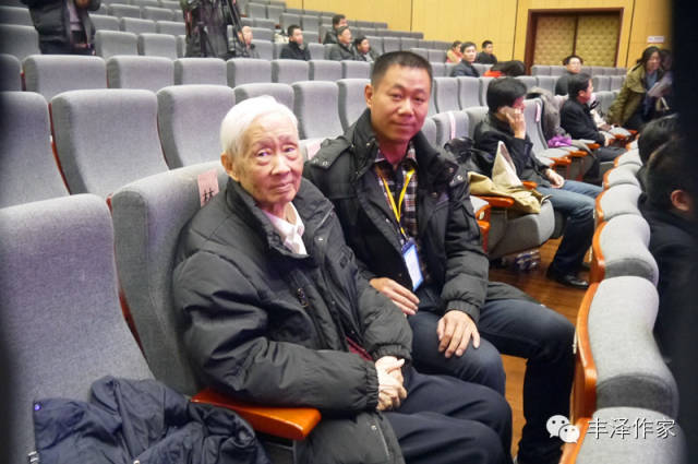【动态】本协会会员杨新榕参加2014年中国散文年会并获“2014年中国散文佳作”二等奖 【动态】本协会会员杨新榕参加2014年中国散文年会并获“2014年中国散文佳作”二等奖