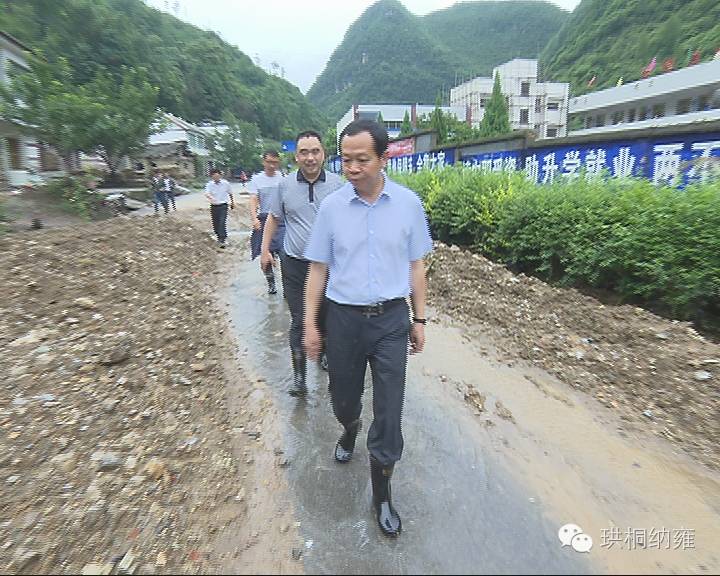彭华昌在沙包镇天星村查看灾情