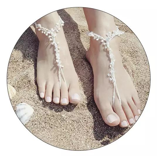 即使赤脚走在沙滩上,双脚也像穿上凉鞋一样地有饰品点缀