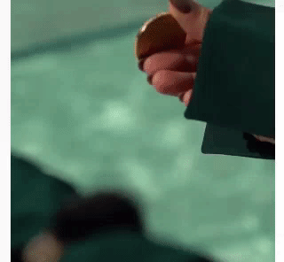 许愿池上的fendi少女,用