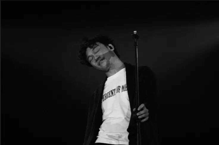 陈奕迅演唱不插电的《无条件》,静静地欣赏!