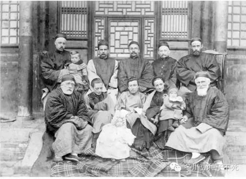 身穿长袍马褂的剑桥七杰:1885年,受到戴德生的影响,七人成为传教士