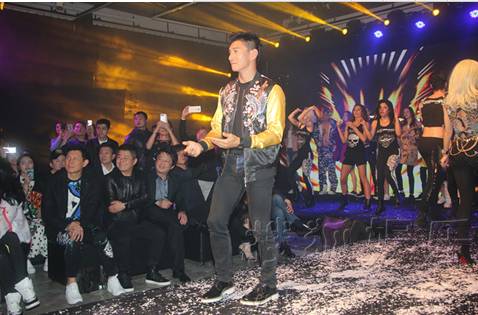 “四爷”吴奇隆与刘诗诗聚少离多 一身潮装与辣妹“狂欢”