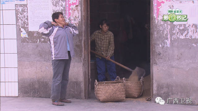 【励志人物故事】李翠玲：借墙搭房 花季少女把家扛