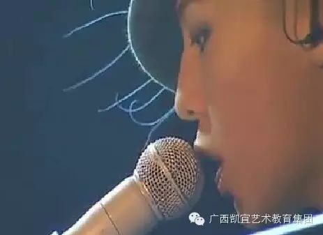 【C.Y.E.凯宜】权志龙G-D演唱会弹琴唱《谎言》,手才碰...