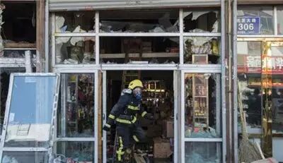 45岁王菲被爆已怀孕3个月;长春光复路一门市起火 疑因库房电线老化【速读今日】-怀孕期