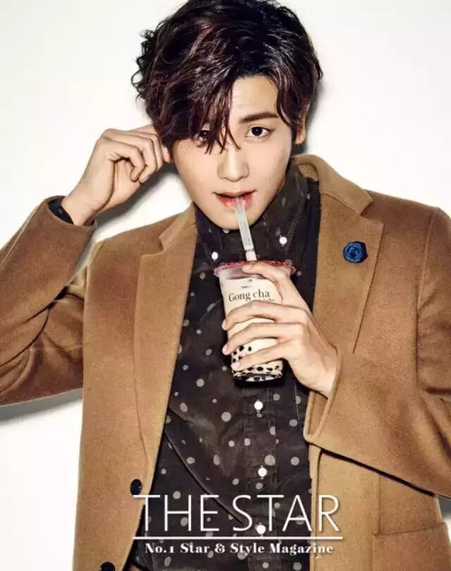 朴炯植最新写真问世 帅气型男展甜蜜氛围