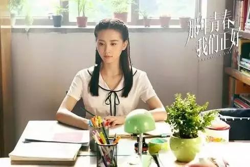 刘诗诗校园剧的装扮不适合?是周冬雨陈都灵太稚嫩!