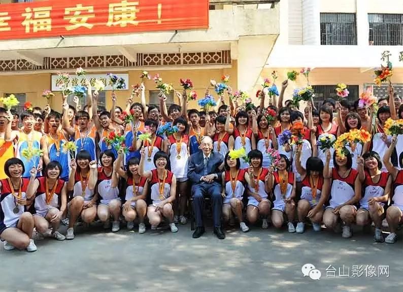 李伯荣先生与台山侨中师生合影.