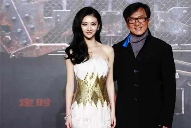 成龙为她保驾护航,无数大牌为她甘当绿叶,但她就是万年...