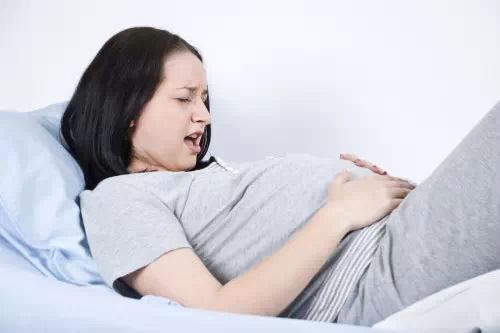 吃了变质食物或过冷食物导致的肠痉挛会让孕妇感觉肚子疼.