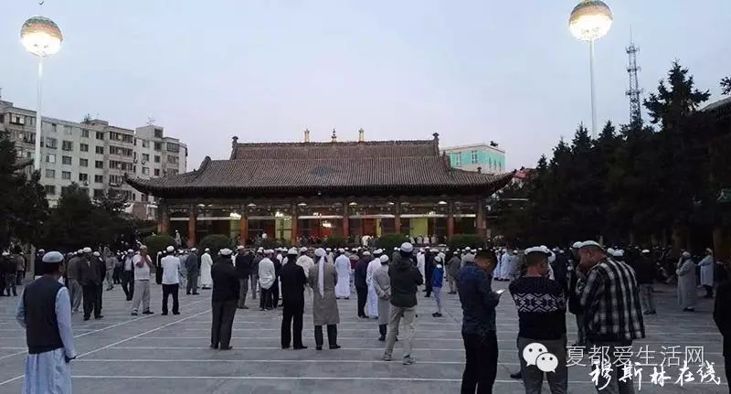 大寺晨礼结束后穆斯林群众在院子里聆听马长庆阿訇关于开斋节的演讲