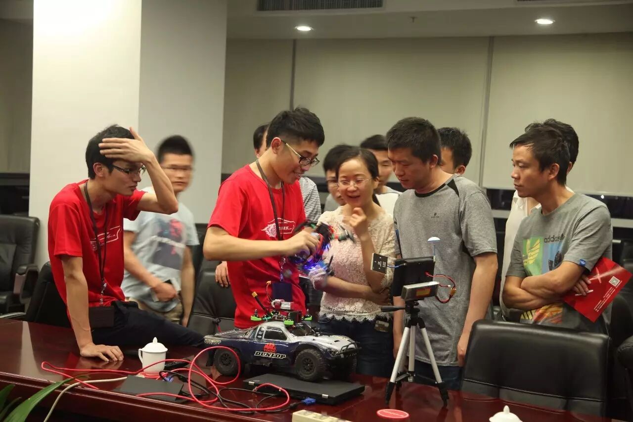 IDRo<em></em>nES CLUB走進中廣核，讓更多人了解無人機