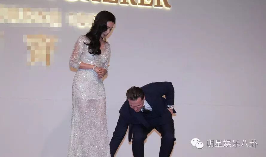 李冰冰深V华服亮相献贴面吻 获高层贴心整裙摆