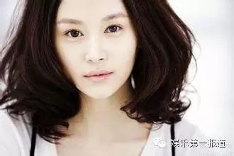 王子文时尚街拍曝光  半丸子头演绎最in少女风