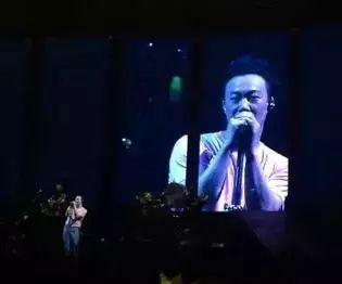 Eason陈奕迅佛山演唱会过后,街头发生的一幕让所有佛山...