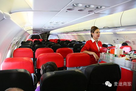 你不应该向后倾靠你飞机座椅的四个原因