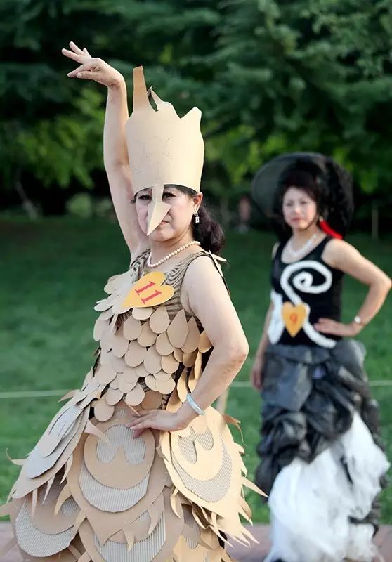 用3000个避孕套设计成的时装,60岁河南大妈她敢穿!