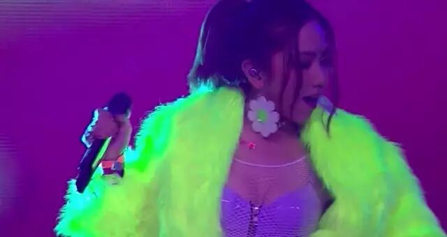 邓紫棋网眼装露胸衣热舞 网友:还是穿皮裤吧