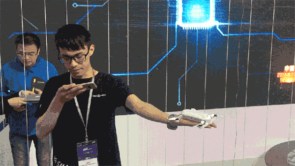 掌上起飛降落？零度「自拍」無(wú)人機(jī)首次曝光 