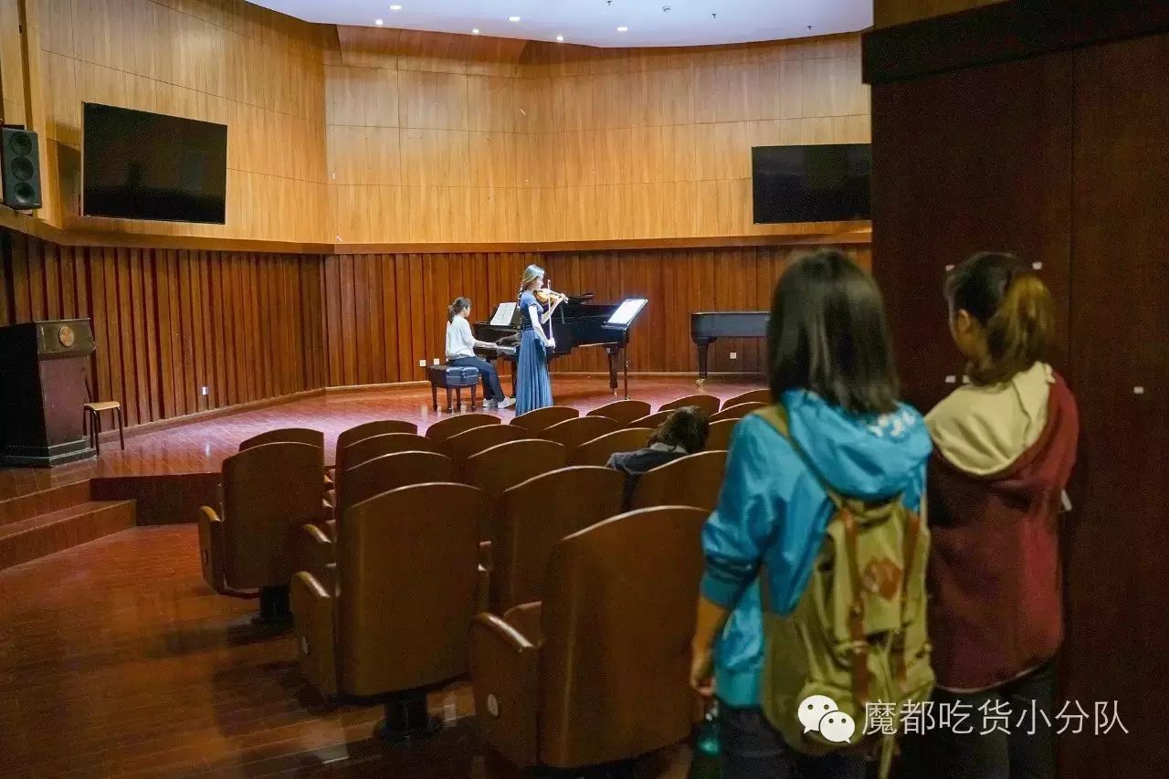 刚好碰上小提琴专业的毕业考试,就在小音乐厅里,本校学生是可以来旁观