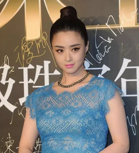 我们超级喜欢蕾丝的小美美眉 胸大微胖美人蒋欣无辜躺