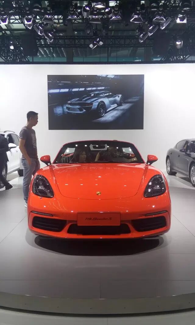 深港澳车展：豪车跟LED显示屏更配哦