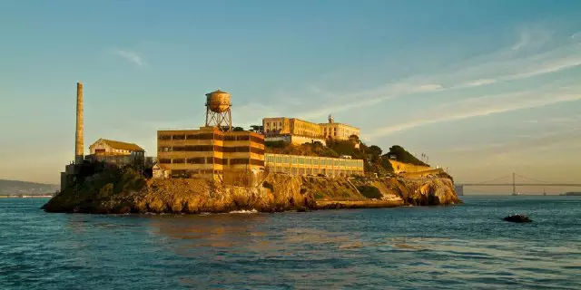 ▲ 现实中的恶魔岛（Alcatraz Island，英语俗称The Rock）