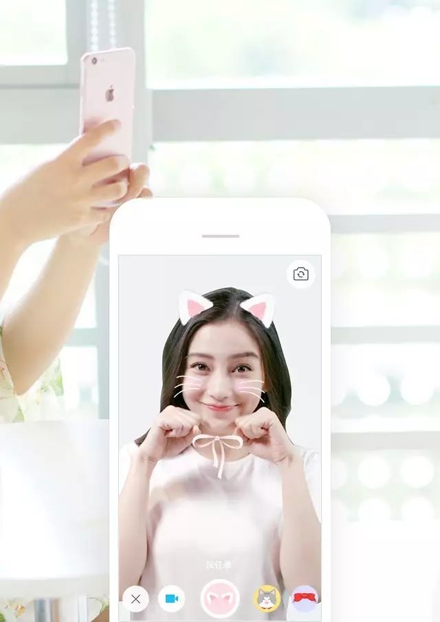 Angelababy、井柏然亲身示范QQ短视频挂件