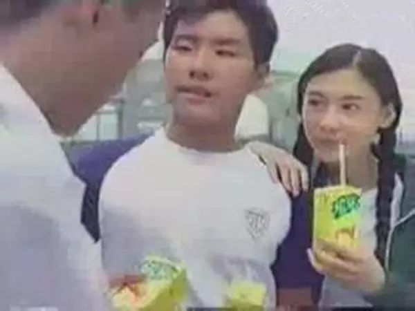张柏芝从澳大利亚的高中毕业后返回香港,被星探挖掘,接拍了一支柠檬茶