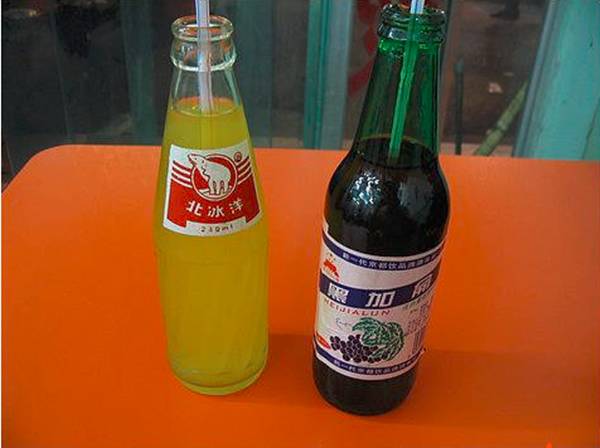 在很多北京孩子的记忆中,黑加仑饮料的地位完全等同于北冰洋.