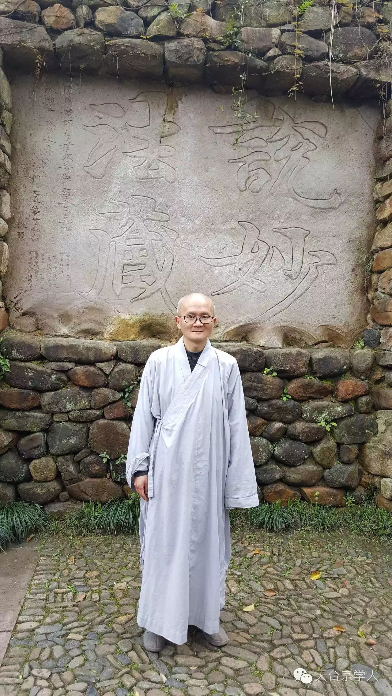 月悟法师简介:1965年生,江西景德镇人.