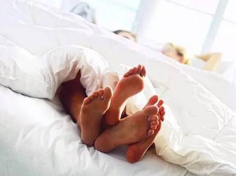 丈夫出差回家，却看到恩爱的妻子和她的上司在床上...... 第5张