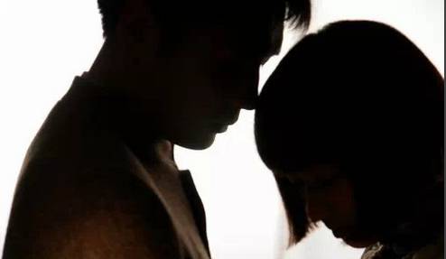 丈夫出差回家，却看到恩爱的妻子和她的上司在床上...... 第4张