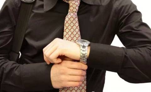 丈夫出差回家，却看到恩爱的妻子和她的上司在床上...... 第1张