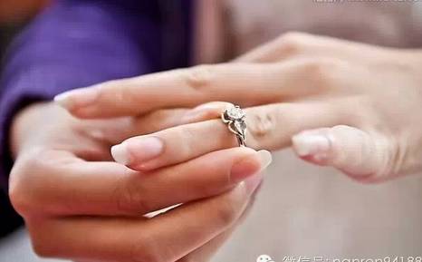 丈夫出差回家，却看到恩爱的妻子和她的上司在床上...... 第6张