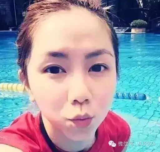 吓!原来胸也可以P!邓紫棋倒立胸围丰满,却被...