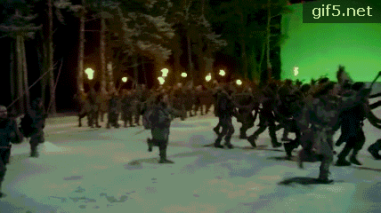 现场拍摄时,是以大型绿幕代表长城,后期再用特效生成实体画面